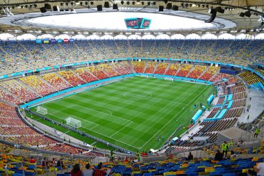 BÜKREŞ, ROMANIA - 21 Haziran 2021: UEFA EURO 2020 Ukrayna - Avusturya maçı sırasında Bükreş Ulusal Arena stadyumunun panoramik manzarası. Stadyum kapasitesi - 55600 izleyici