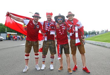 BÜKREŞ, ROMANIA - 21 Haziran 2021: Avusturyalı taraftarlar UEFA EURO 2020 Ukrayna - Avusturya maçından önce Bükreş Ulusal Arena stadyumu yakınlarında poz verdiler 