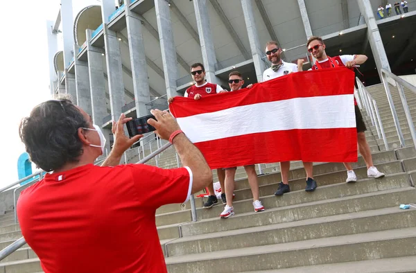 Bucharest Rumunia Czerwca 2021 Austriaccy Kibice Pozują Zdjęcia Pobliżu Stadionu — Zdjęcie stockowe