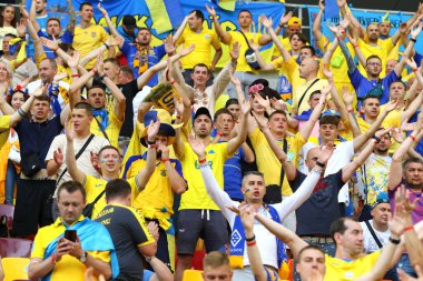BÜKREŞ, ROMANIA - 21 Haziran 2021: Ukraynalı taraftarlar UEFA EURO 2020 Ukrayna - Avusturya Milli Arena Bükreş Stadyumu 'nda oynadıkları maçta desteklerini gösterdiler