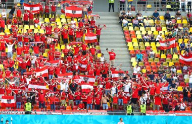 BÜKREŞ, ROMANIA - 21 Haziran 2021: Avusturyalı taraftarlar UEFA EURO 2020 Ukrayna-Avusturya maçında Ulusal Arena Bükreş Stadyumu 'nda desteklerini gösterdiler