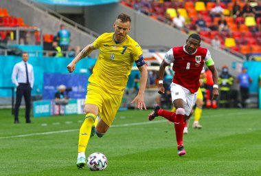 BUCHAREST, ROMANIA - 21 Haziran 2021: UEFA EURO 2020 maçında Ukrayna 'dan Andriy Yarmolenko Avusturya ile Bükreş Ulusal Arena Stadyumu' nda oynanan maçta