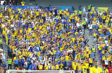 BÜKREŞ, ROMANIA - 21 Haziran 2021: Ukraynalı taraftarlar UEFA EURO 2020 Ukrayna - Avusturya Milli Arena Bükreş Stadyumu 'nda oynadıkları maçta desteklerini gösterdiler