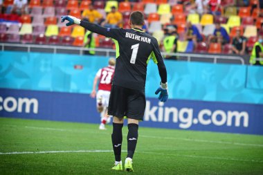 BÜKREŞ, ROMANIA - 21 Haziran 2021: UEFA EURO 2020 maçında Ukrayna kalecisi Georgiy Bushchan Avusturya 'ya karşı Milli Arena Bükreş Stadyumu' nda mücadele etti. Bushchan ıskaladı, Avusturya 1-0 kazandı.