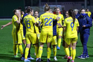 KYIV, UKRAINE - 23 Ekim 2020: UEFA Kadınlar EURO 2022 Kyiv, Ukrayna 'daki Obolon Arena' da Ukrayna - İrlanda maçı. Ukraynalı oyuncular İrlanda 'yı 1-0 yendikten sonra kutladılar