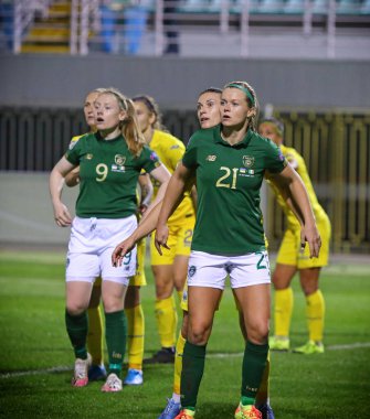 KYIV, UKRAINE - Ekim 23, 2020: Ukraynalı (Sarı) ve İrlandalı oyuncular UEFA Kadınlar EURO 2022 ön eleme maçı Ukrayna - İrlanda maçı sırasında bir top için dövüşürler.