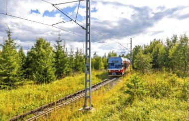 High Tatras, Slovakya - Temmuz 2018: Tatra Elektrik Demiryolları (TEZ-TER) treni (