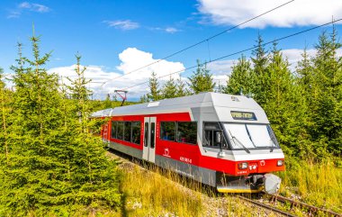 High Tatras, Slovakya - Temmuz 2018: Tatra Elektrik Demiryolları (TEZ-TER) treni (