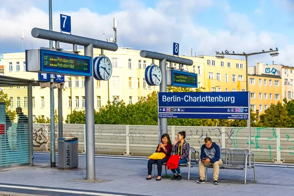 Berlin Germany September 2019 People Waiting Train Berlin Charlottenburg Railway — Stockfoto