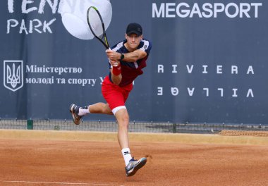 KYIV, UKRAINE - 7 Eylül 2021: Kyiv 'deki Kyiv Tenis Parkı' nda Ukraynalı Georgii KRAVCHENKO 'ya karşı oynanan ATP Challenger Kyiv Open maçı sırasında Belçikalı Joris de Loore