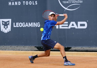 KYIV, UKRAINE - 7 Eylül 2021: Ukraynalı Georgii KRAVCHENKO ATP Challenger Kyiv Open maçı sırasında Kyiv 'deki Kyiv Tenis Parkı' nda Belçikalı Joris de LOORE 'a karşı eylem halinde