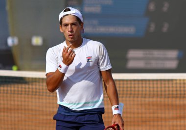 KYIV, UKRAINE - SEPTEMBER 7, 2021: Arjantinli Sebastian BAEZ, Ukraynalı Illya BELOBORODKO 'ya karşı Ukraynalı Kyiv Tenis Parkı' nda oynanan ATP Challenger Kyiv Open maçında kazandığı puandan sonra tepki gösterdi.