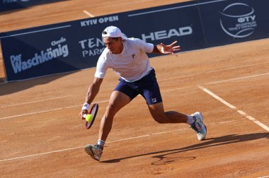 KYIV, UKRAINE - 7 Eylül 2021: Arjantinli Sebastian BAEZ ATP Challenger Kyiv Open maçında Ukraynalı Illya BELOBORODKO 'ya karşı Kyiv Tenis Parkı' nda oynuyordu