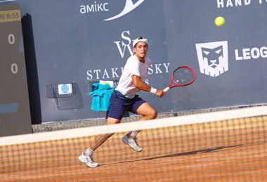 KYIV, UKRAINE - 7 Eylül 2021: Arjantinli Sebastian BAEZ ATP Challenger Kyiv Open maçında Ukraynalı Illya BELOBORODKO 'ya karşı Kyiv Tenis Parkı' nda oynuyordu