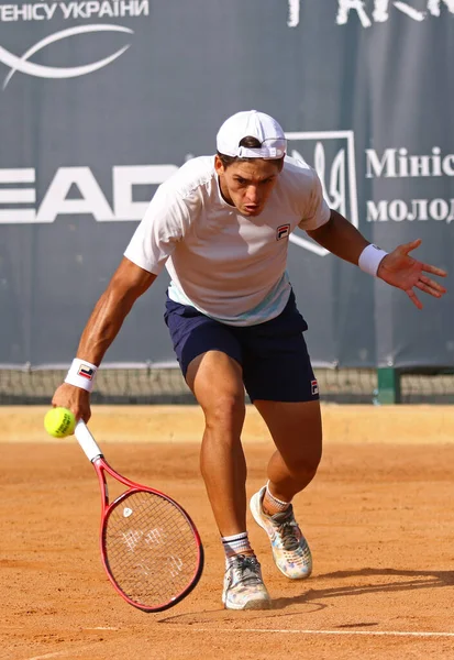 KYIV, UKRAINE - 7 Eylül 2021: Arjantinli Sebastian BAEZ ATP Challenger Kyiv Open maçında Ukraynalı Illya BELOBORODKO 'ya karşı Kyiv Tenis Parkı' nda oynuyordu