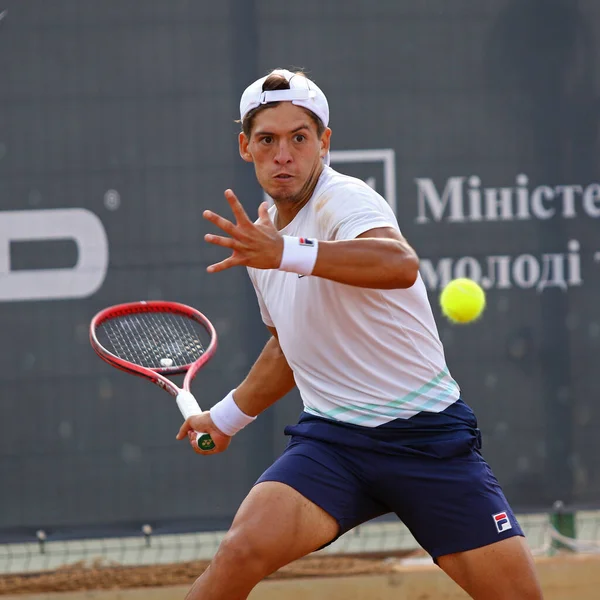 KYIV, UKRAINE - 7 Eylül 2021: Arjantinli Sebastian BAEZ ATP Challenger Kyiv Open maçında Ukraynalı Illya BELOBORODKO 'ya karşı Kyiv Tenis Parkı' nda oynuyordu