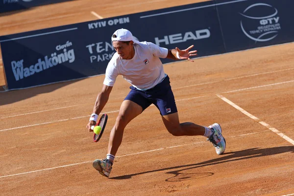 KYIV, UKRAINE - 7 Eylül 2021: Arjantinli Sebastian BAEZ ATP Challenger Kyiv Open maçında Ukraynalı Illya BELOBORODKO 'ya karşı Kyiv Tenis Parkı' nda oynuyordu