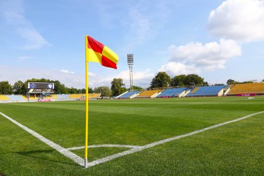 Uzhhorod, Ukrayna - 29 Ağustos 2022: VBET Ukrayna Premier Ligi maçı sırasında Uzhhorod 'daki Avanhard Stadyumu futbol sahası Metalist Harkiv ve Inhulet' ler. Seyirciler için kapasitesi 12000 koltuk