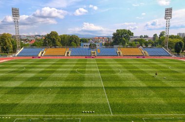 Uzhhorod, Ukrayna - 29 Ağustos 2022: VBET Ukrayna Premier Ligi maçı sırasında Uzhhorod 'daki Avanhard Stadyumu' nun panoramik görüntüsü Metalist Harkiv vs Inhulets. Kapasite 12000 izleyici