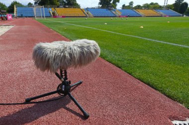 Uzhhorod, Ukrayna - 29 Ağustos 2022: Tüylü profesyonel spor mikrofonu Ukrayna Premier Ligi maçı Metalist vs Inhulet 'in Uzhhorod' daki Avanhard Stadyumu 'nda canlı yayın için
