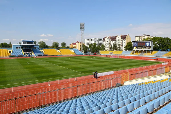 Uzhhorod, Ukrayna - 29 Ağustos 2022: VBET Ukrayna Premier Ligi maçı sırasında Uzhhorod 'daki Avanhard Stadyumu futbol sahası Metalist Harkiv ve Inhulet' ler. Seyirciler için kapasitesi 12000 koltuk