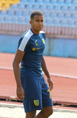 Uzhhorod, Ukrayna - 29 Ağustos 2022: Metalist Kharkiv 'den Aleks Chidomere, VBET Ukrayna Premier Ligi karşılaşması öncesinde Uzhhorod' daki Avanhard Stadyumu 'nda Inhulet' lere karşı ısınma turunda