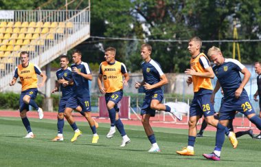 Uzhhorod, Ukrayna - 29 Ağustos 2022: VBET Ukrayna Premier Ligi karşılaşması öncesinde Ukrayna 'nın Uzhhorod kentindeki Avanhard Stadyumu' nda Inhulet 'lere karşı Metalist Kharkiv oyuncuları antrenman sırasında koştu