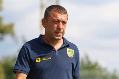 Uzhhorod, Ukrayna - 29 Ağustos 2022: Ukrayna 'nın Uzhhorod kentindeki Avanhard stadyumunda oynanan VBET Ukrayna Premier Ligi karşılaşmasında Metalist Kharkiv' in antrenörü Oleksandr Pryzetko