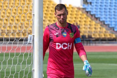 Uzhhorod, Ukrayna - 29 Ağustos 2022: Metalist Harkiv 'in kalecisi Oleksandr Rybka, Uzhhorod' daki Avanhard Stadyumu 'nda oynanan VBET Ukrayna Premier Ligi karşılaşmasında Inhuletler' e karşı eylem halinde.