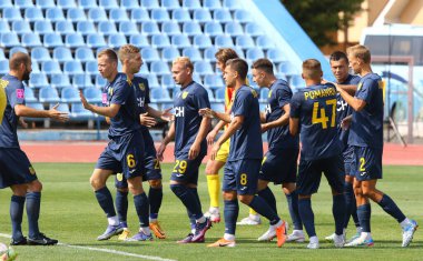 Uzhhorod, Ukrayna - 29 Ağustos 2022: Metalist Kharkiv oyuncuları, Ukrayna 'nın Uzhhorod kentindeki Avanhard Stadyumu' nda oynanan VBET Ukrayna Premier Ligi maçında Inhuletler 'e gol attıktan sonra kutlama yaptılar.