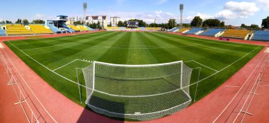 Uzhhorod, Ukrayna - 29 Ağustos 2022: VBET Ukrayna Premier Ligi maçı sırasında Uzhhorod 'daki Avanhard Stadyumu' nun panoramik görüntüsü Metalist Harkiv vs Inhulets. Kapasite 12000 izleyici