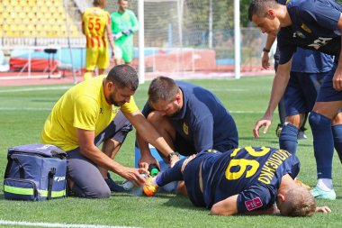 Uzhhorod, Ukrayna - 29 Ağustos 2022: Uzhhorod 'daki Avanhard Stadyumu' nda oynanan VBET Ukrayna Premier Ligi Metalist-Inhulet maçında yaralanan oyuncuya (Metalist Dmytro Korkishko) tıbbi yardım