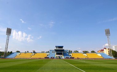 Uzhhorod, Ukrayna - 29 Ağustos 2022: VBET Ukrayna Premier Ligi maçı sırasında Uzhhorod 'daki Avanhard Stadyumu' nun panoramik görüntüsü Metalist Harkiv vs Inhulets. Kapasite 12000 izleyici