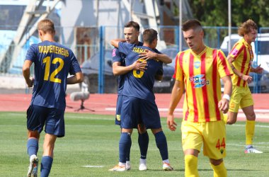 Uzhhorod, Ukrayna - 29 Ağustos 2022: Metalist Kharkiv oyuncuları, Ukrayna 'nın Uzhhorod kentindeki Avanhard Stadyumu' nda oynanan VBET Ukrayna Premier Ligi maçında Inhuletler 'e gol attıktan sonra kutlama yaptılar.