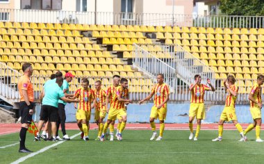 Uzhhorod, Ukrayna - 29 Ağustos 2022: Inhulet oyuncuları Ukrayna 'nın Uzhhorod kentindeki Avanhard stadyumunda oynadıkları VBET Ukrayna Premier Ligi maçında Metalist Harkiv' e gol attıktan sonra kutlama yaptılar