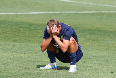 Uzhhorod, Ukrayna - 29 Ağustos 2022: Metalist Kharkiv 'den Yevhen Pidlepenets, Uzhhorod' daki Avanhard Stadyumu 'nda oynanan VBET Ukrayna Premier Ligi maçında Inhuletler' e karşı attığı bir gol sonrasında tepki gösterdi.