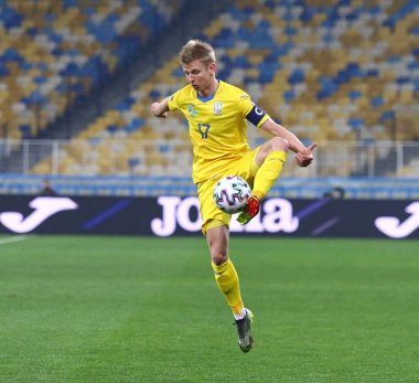 KYIV, UKRAINE - 31 Mart 2021: Ukraynalı Oleksandr Zinchenko, Kyiv 'deki NSC Olimpiyskiy stadyumunda Kazakistan' a karşı oynanan 2022 Dünya Kupası ön eleme maçında topu kontrol ediyor