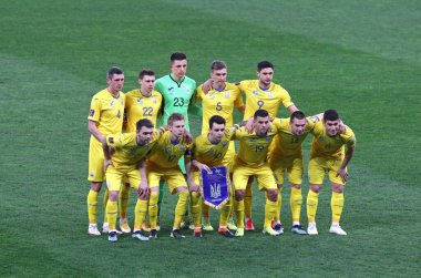 KYIV, UKRAINE - 31 Mart 2021: Ukrayna Milli Takımı oyuncuları, Kyiv 'deki NSC Olimpiyskiy Stadyumu' nda oynanan 2022 FIFA Dünya Kupası ön eleme turu Ukrayna-Kazakistan karşılaşmasından önce grup fotoğrafı için poz verdi