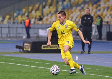 KYIV, UKRAINE - 31 Mart 2021: Ukraynalı Bogdan Mykhaylichenko, Kyiv 'deki NSC Olimpiyskiy stadyumunda Kazakistan' a karşı oynanan 2022 Dünya Kupası ön eleme maçında topu kontrol ediyor