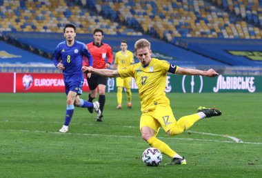 KYIV, UKRAINE - 31 Mart 2021: Ukraynalı Oleksandr Zinchenko, Kyiv 'deki NSC Olimpiyskiy stadyumunda Kazakistan' a karşı oynanan 2022 Dünya Kupası ön eleme maçında topu kontrol ediyor