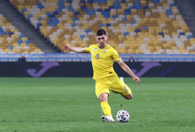 KYIV, UKRAINE - 31 Mart 2021: Ukraynalı Ruslan Malinovskiy, Kyiv 'deki NSC Olimpiyskiy Stadyumu' nda Kazakistan 'a karşı oynanan 2022 Dünya Kupası ön eleme karşılaşmasında topa vuruyor.