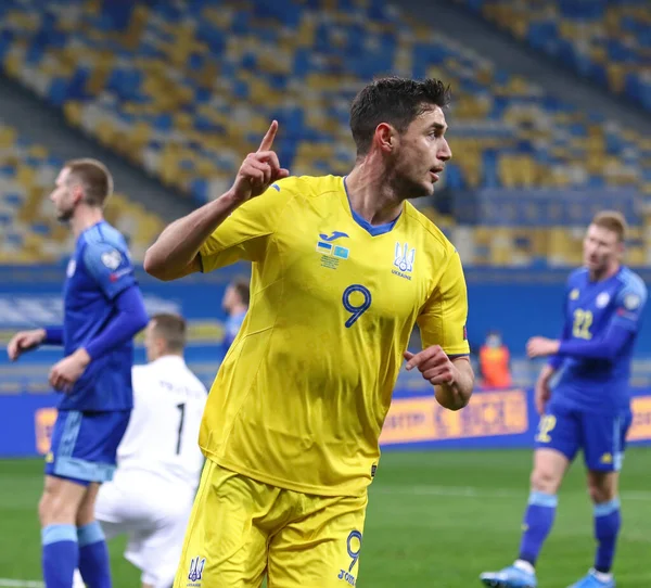 KYIV, UKRAINE - 31 Mart 2021: Ukraynalı Roman Yaremchuk, Kyiv 'deki NSC Olimpiyskiy Stadyumu' nda Kazakistan 'a karşı oynanan 2022 Dünya Kupası karşılaşmasında attığı golü kutladı.
