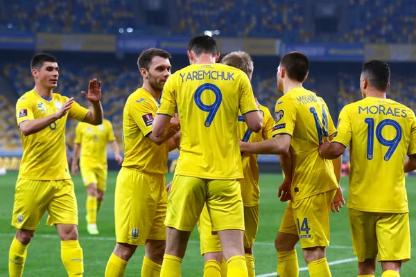 KYIV, UKRAINE - 31 Mart 2021: Ukraynalı oyuncular, Kyiv 'deki NSC Olimpiyskiy stadyumunda Kazakistan' a karşı oynanan 2022 Dünya Kupası karşılaşmasında gol attıktan sonra kutlama yaptılar.
