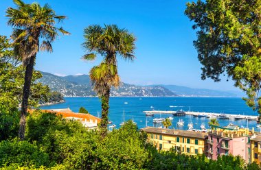 Santa Margherita Ligure limanının güzel yaz manzarası. Lüks deniz kıyısında Akdeniz kıyısında Portofino, Metropolitan City of Genoa, İtalya