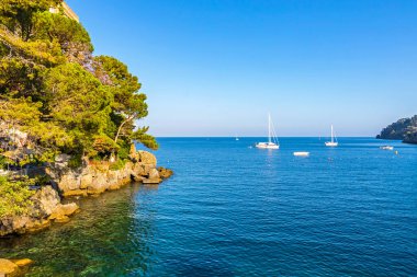 Santa Margherita Ligure 'deki Paraggi Körfezi' nin güzel doğal manzarası, Akdeniz kıyısında lüks deniz tatil beldesi Portofino, Metropolitan City of Genoa, İtalya