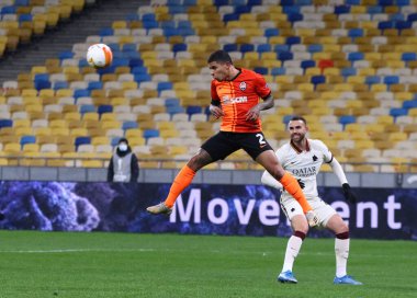 KYIV, UKRAINE - 18 Mart 2021: Shakhtar Donetsk Dodo UEFA Avrupa Ligi maçında UEFA 'nın Ukrayna' nın Kyiv kentindeki Olimpiyskyi stadyumunda Roma 'ya karşı top atıyor