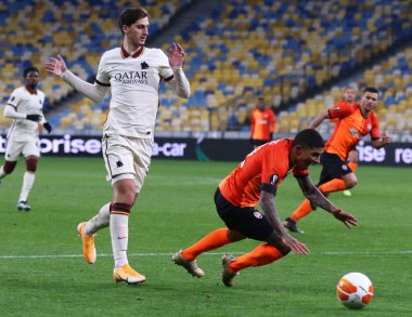 KYIV, UKRAINE - 18 Mart 2021: Roman Marash Kumbulla (L) UEFA Avrupa Ligi 'nin Kyiv, Ukrayna' daki NSC Olimpiyskyi Stadyumu 'nda oynanan maçında Shakhtar Donetsk Dodo ile top için mücadele ediyor.