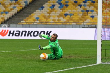KYIV, UKRAINE - 18 Mart 2021: UEFA Avrupa Ligi maçında UEFA 'nın UEFA Avrupa Ligi kalecisi Pau Lopez Ukrayna' nın Kyiv kentindeki NSC Olimpiyskyi stadyumunda Shakhtar Donetsk ile maç yaptı. Roma 2-1 kazandı