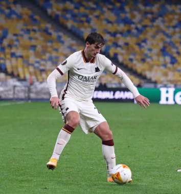 KYIV, UKRAINE - 18 Mart 2021: UEFA Avrupa Ligi maçında UEFA 'nın Kyiv, Ukrayna' daki NSC Olimpiyskyi stadyumunda Shakhtar Donetsk 'e karşı mücadele eden Roman Marash Kumbulla. Roma 2-1 kazandı
