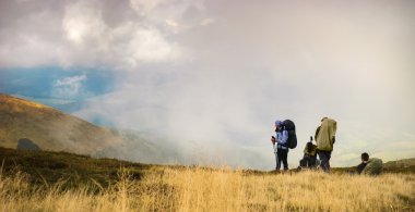 Dağlarda turistler